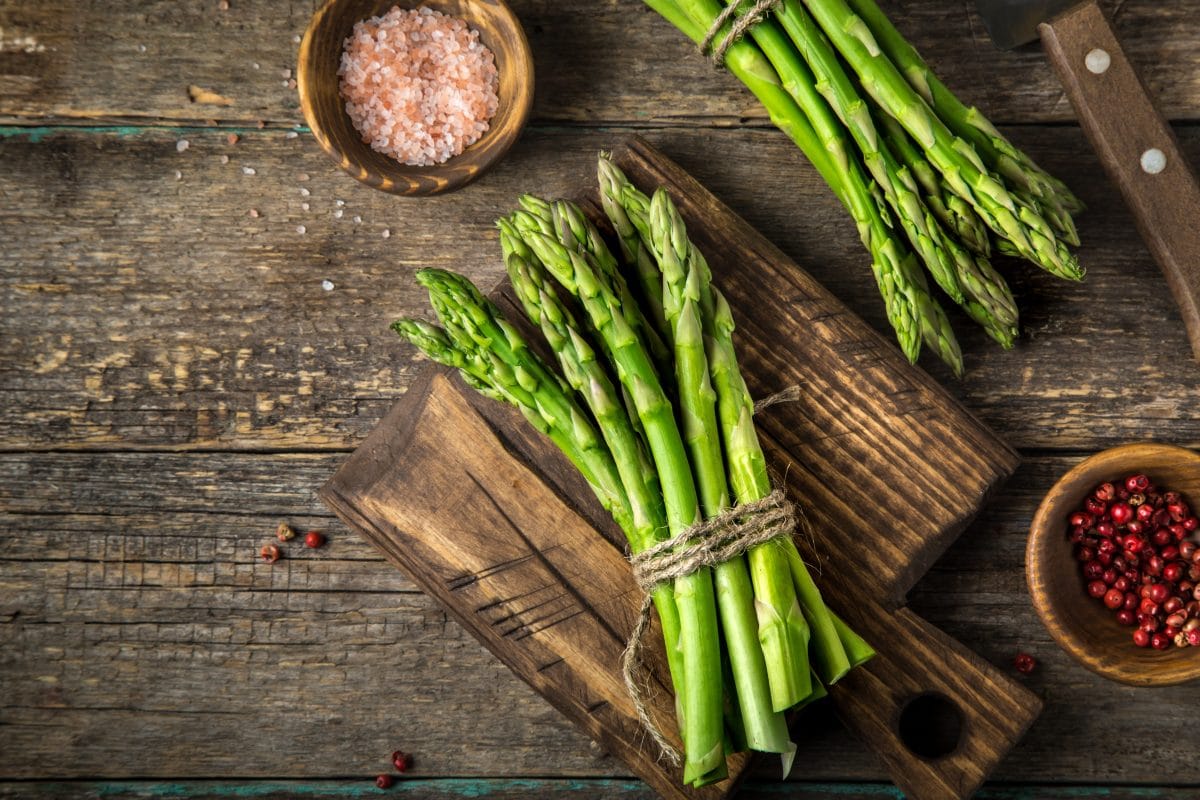 LECKER: FRISCHER SPARGEL ALLA BAUZE